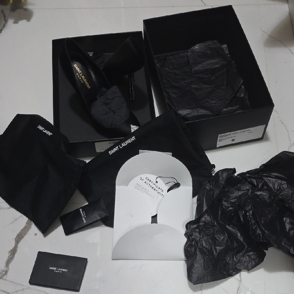 Saint Laurent Elegant Black Heels with Silver Tips - Picture 10 of 10